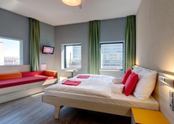 cheap hostels in amsterdam