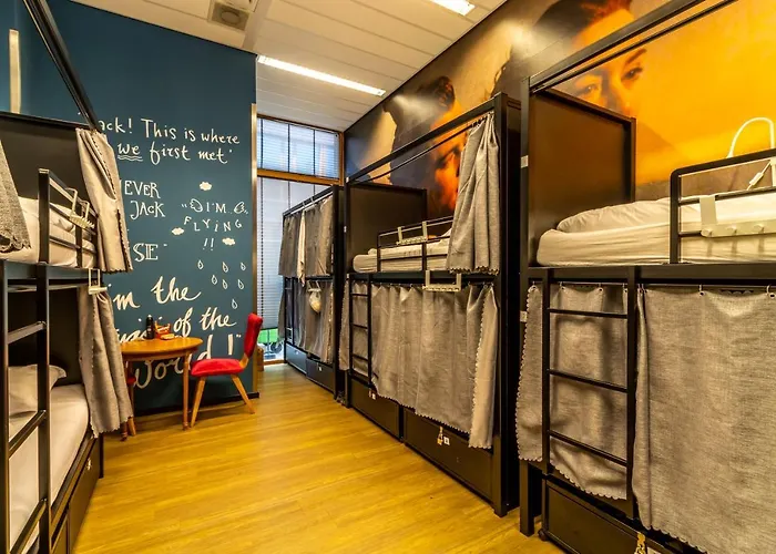 cheap hostels in amsterdam